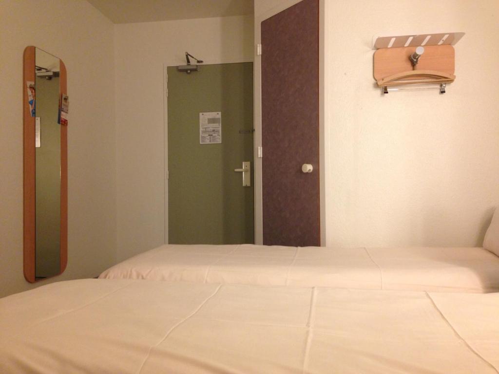 Ibis Budget Caen Centre Gare Hotel Стая снимка